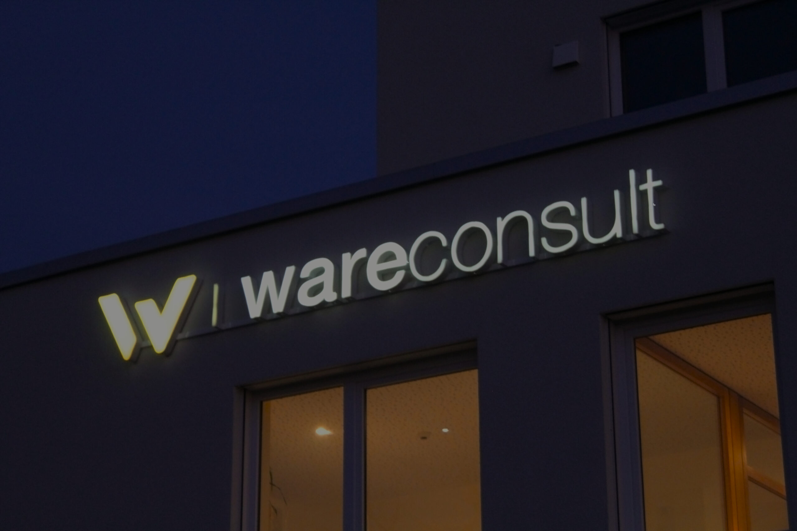 wareconsult Leuchtschrift Außenansicht